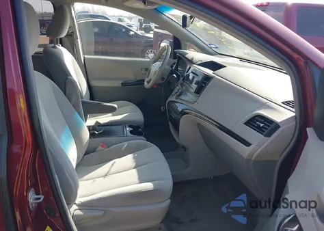 2014 Toyota Sienna Le V6 8 Passenger z USA, uszkodzony, nr VIN 5TDKK3DC5ES454127